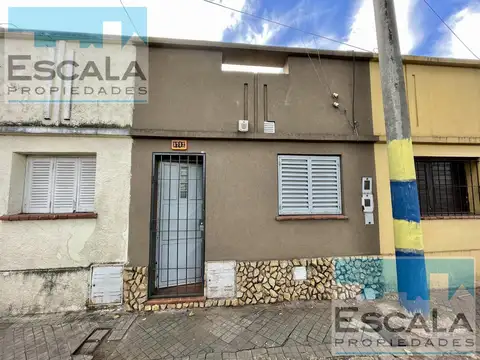 CASA DE UN DORM CON PATIO EN VENTA / ALQUILER