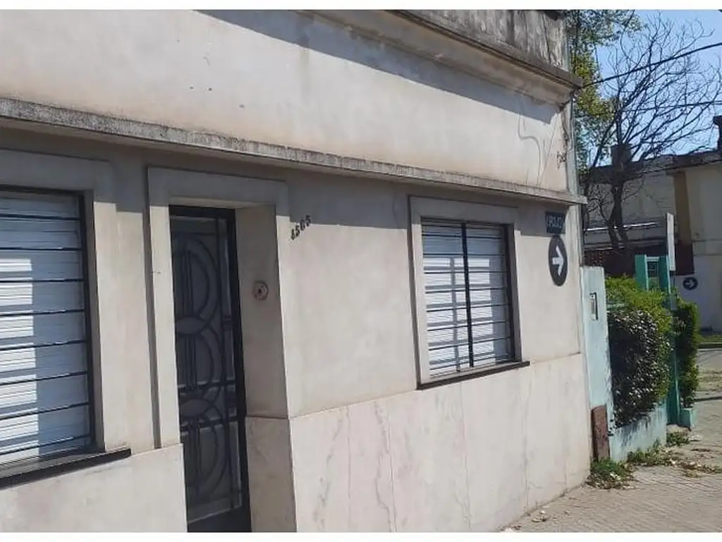 Casa reciclada en excelente estado con terraza y parrillero