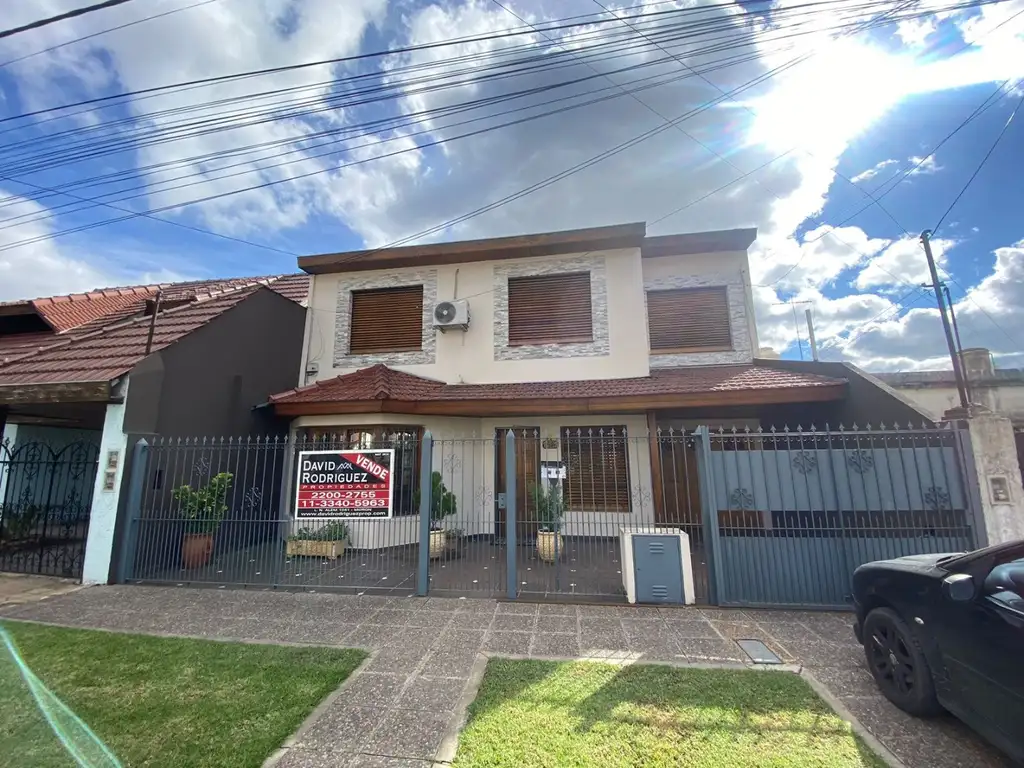 PERMUTA - CASA AMERICANA DE 4 AMBIENTES EN VENTA - MORON SUR