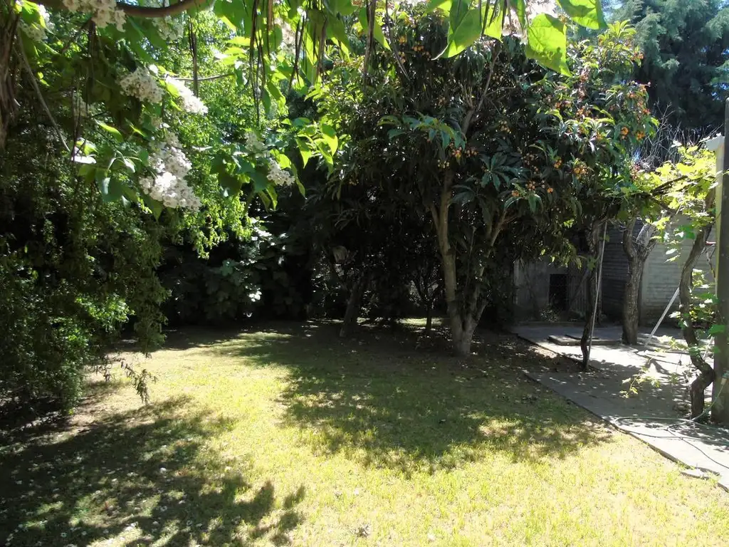 Terreno en venta, en Gonnet, con casa a refaccionar