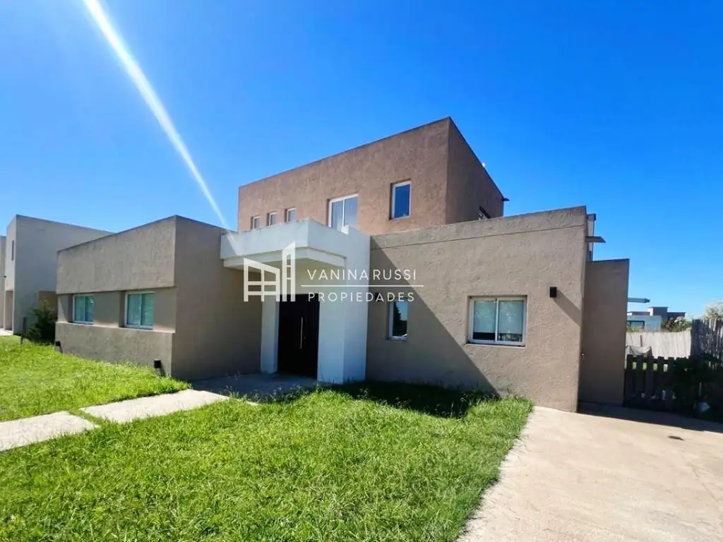 Casa en venta de 4 dormitorios c/ cochera en Loma Verde