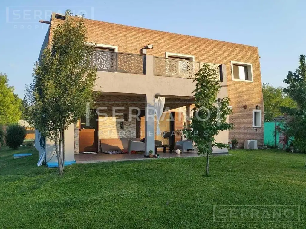 Casa en Venta con 4 dormitorios y pileta en Barrio Los Pinos. Apta Credito.