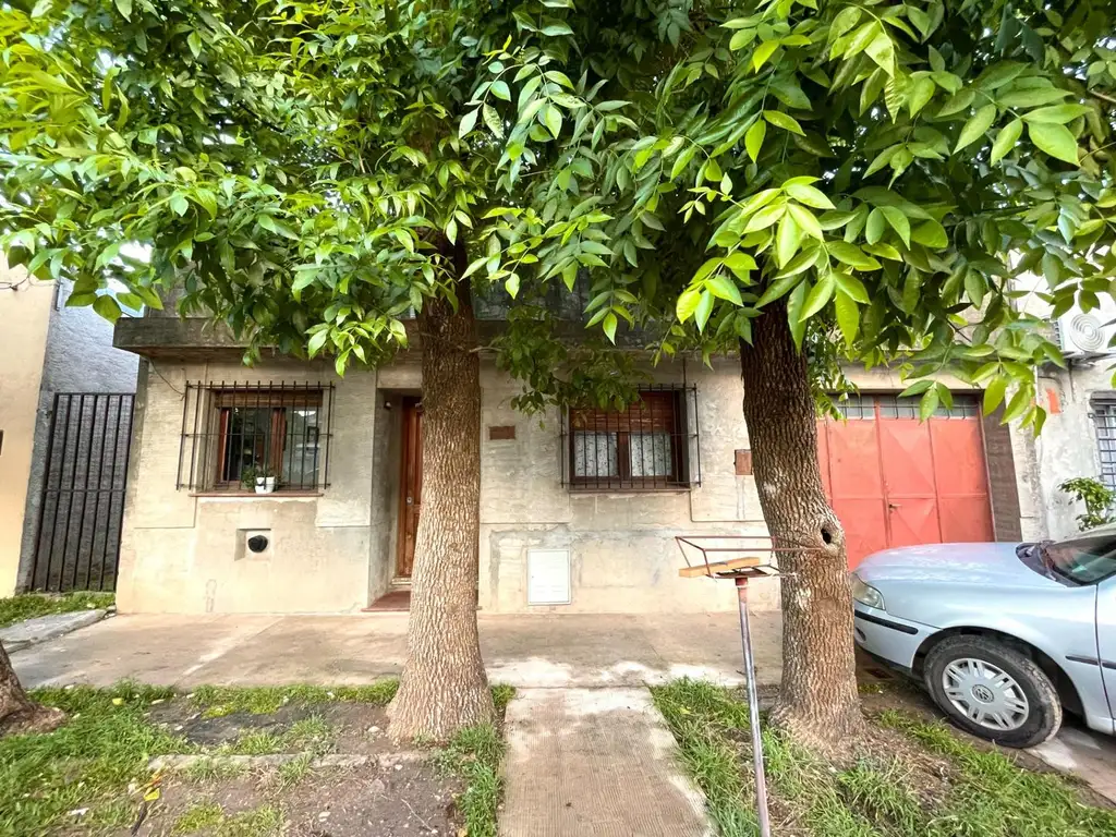 CASA EN VENTA CON AMPLIO PATIO Y GALPON