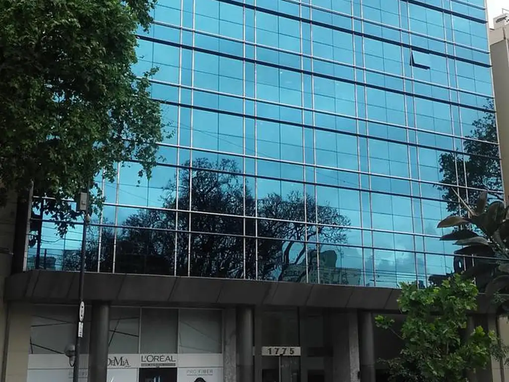 Oficinas de Categoría frente a plaza Belgrano