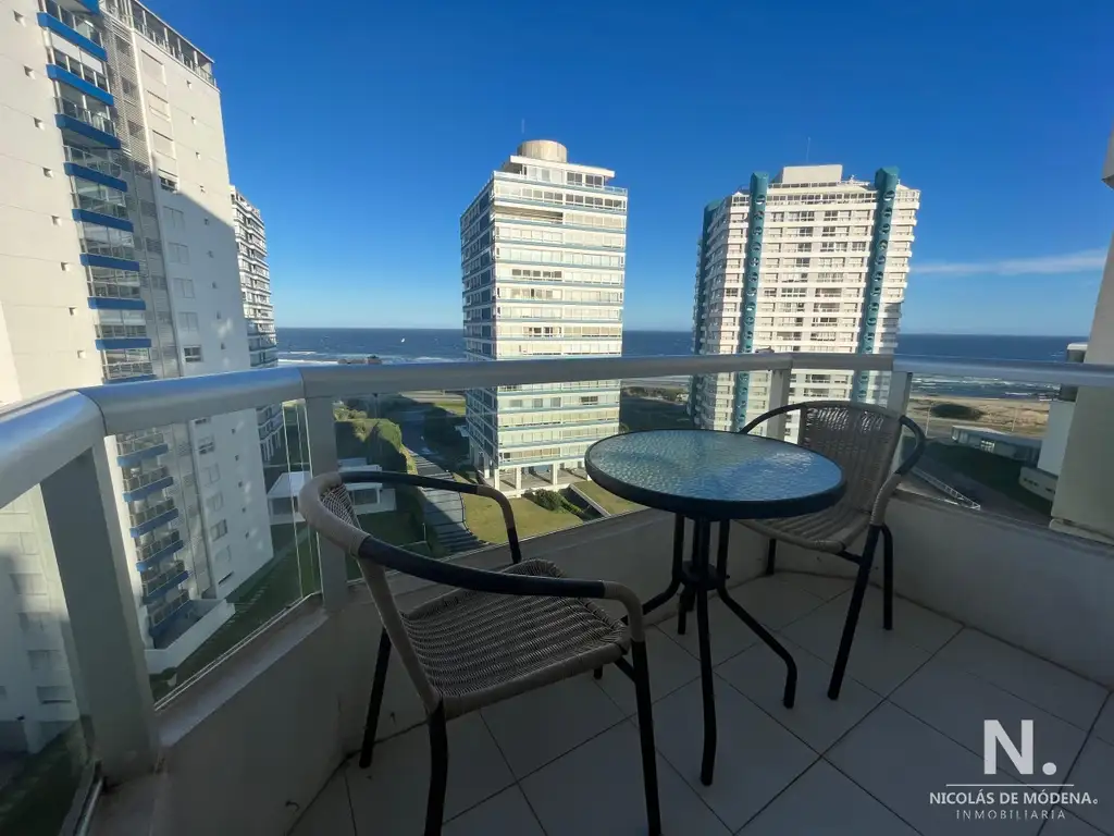 Apartamento en Alquiler de 2 dormitorios en Edificio Torre Marina, Punta del este