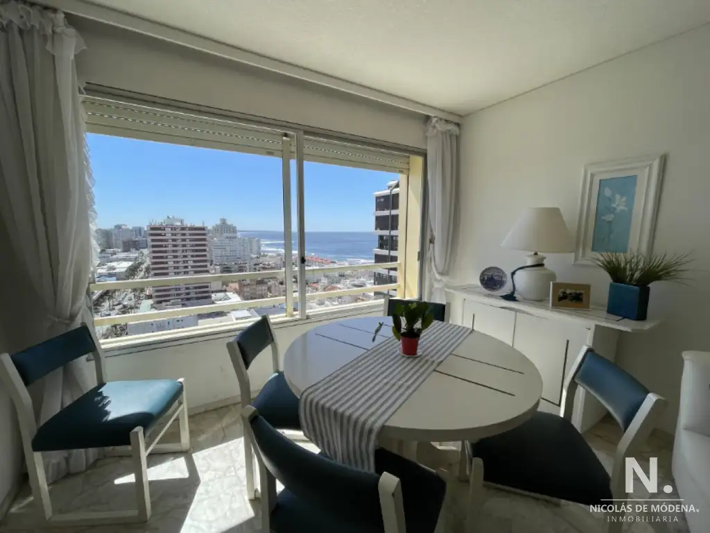 Vende apartamento de 1 dormitorio con vista al mar en Peninsula, Punta del Este.