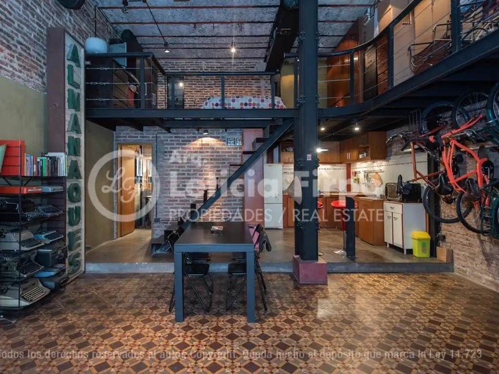 Vivienda/local con subsuelo y entrepiso estilo loft industrial. Sin expensas.