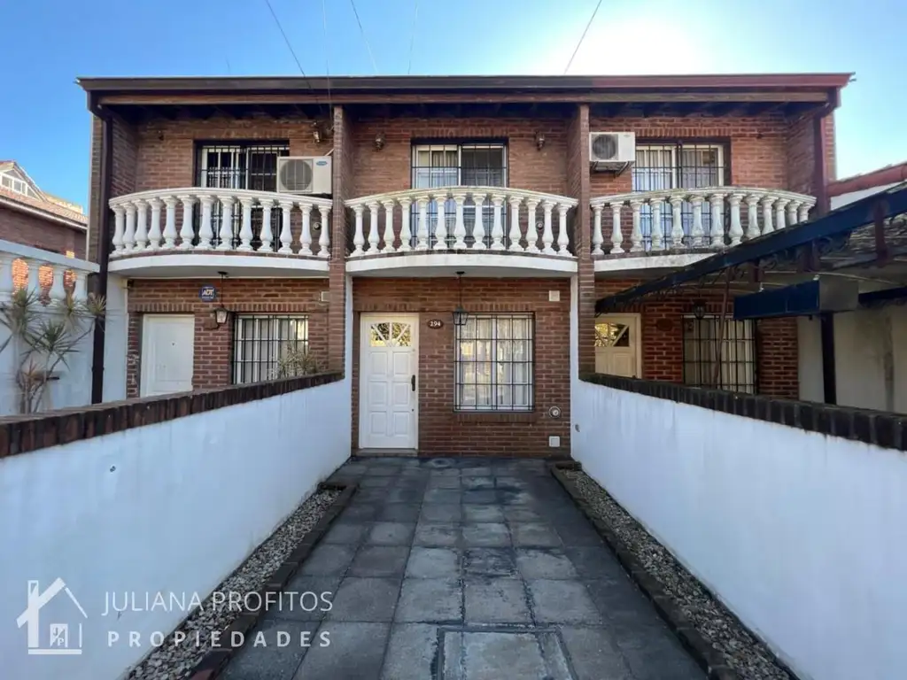 Casa de cuatro ambientes en venta - Quilmes Este