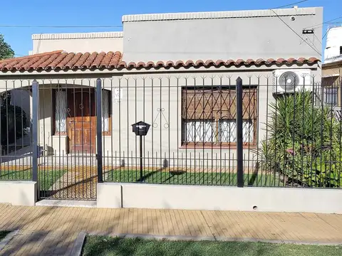 Venta casa 4 ambientes Pilar centro con pileta 