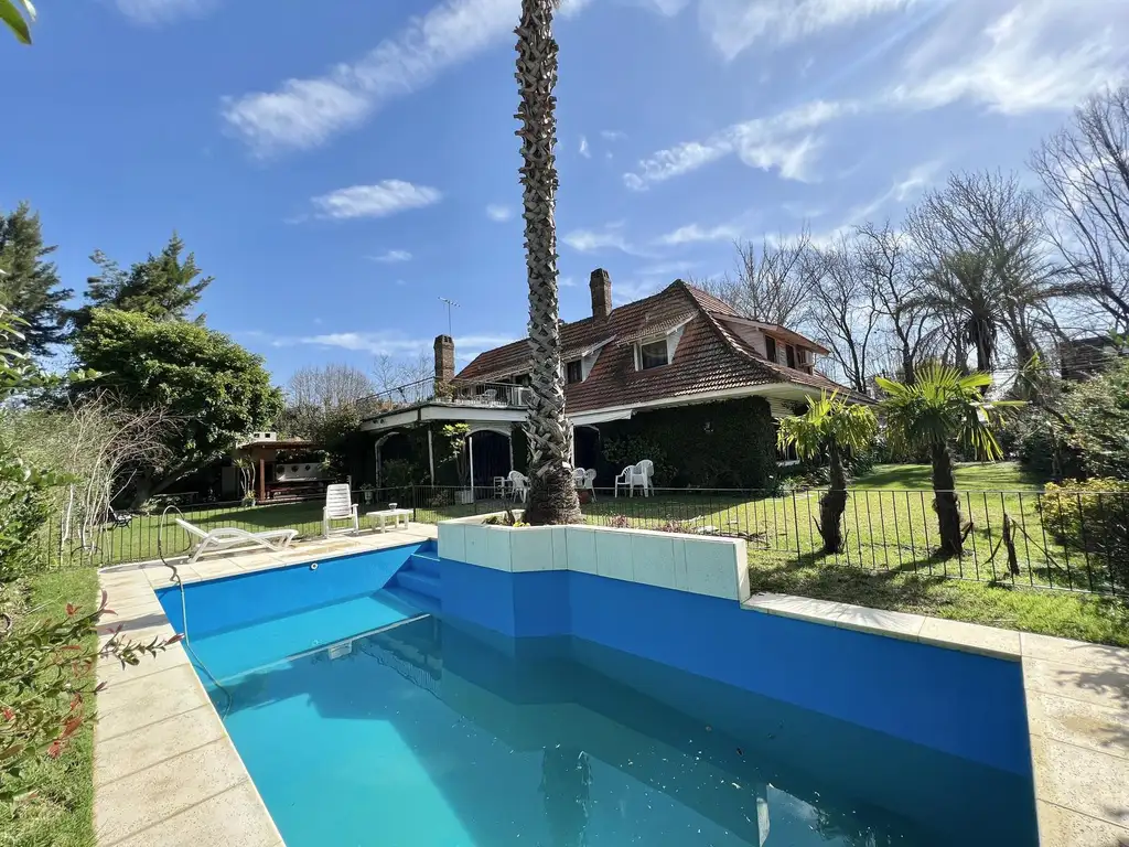 Impecable casa en venta con jardin pileta y parrilla! Muy buena DISTRIBUCION