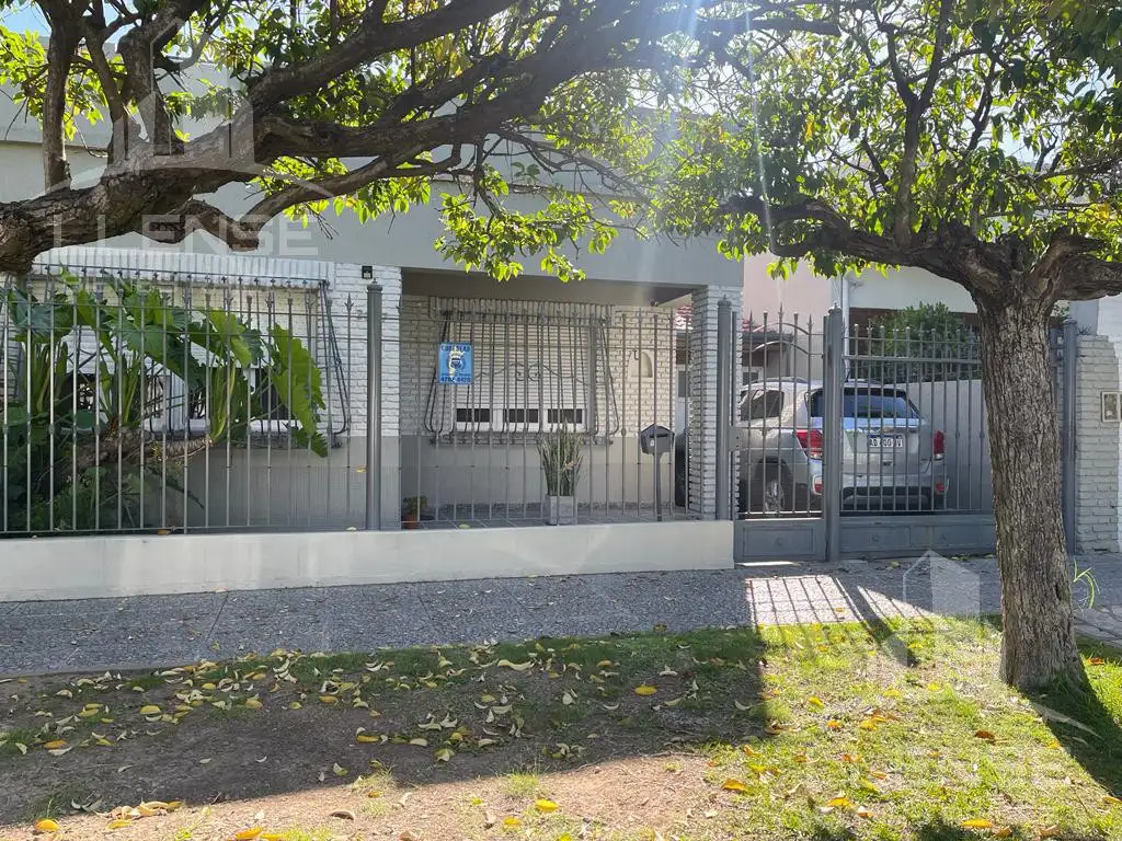 Casa 5 ambientes con jardín en venta - Quilmes Oeste