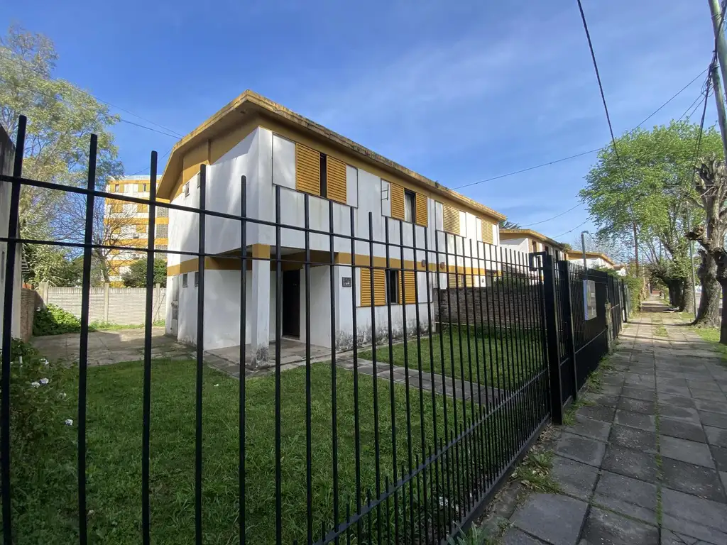 CASA SOBRE CALLE QUE ACCEDE DIRECTAMENTE A SUBIDA AUTOPISTA. CONSTA DE 4 DORMITORIOS Y DOS BAÑOS.  G