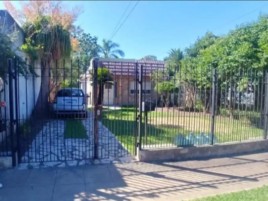 CASA DE 3 AMBIENTES CON AMPLIO LOTE A 50 METROS DE RIVADAVIA, ITUZAINGO SUR (3358)