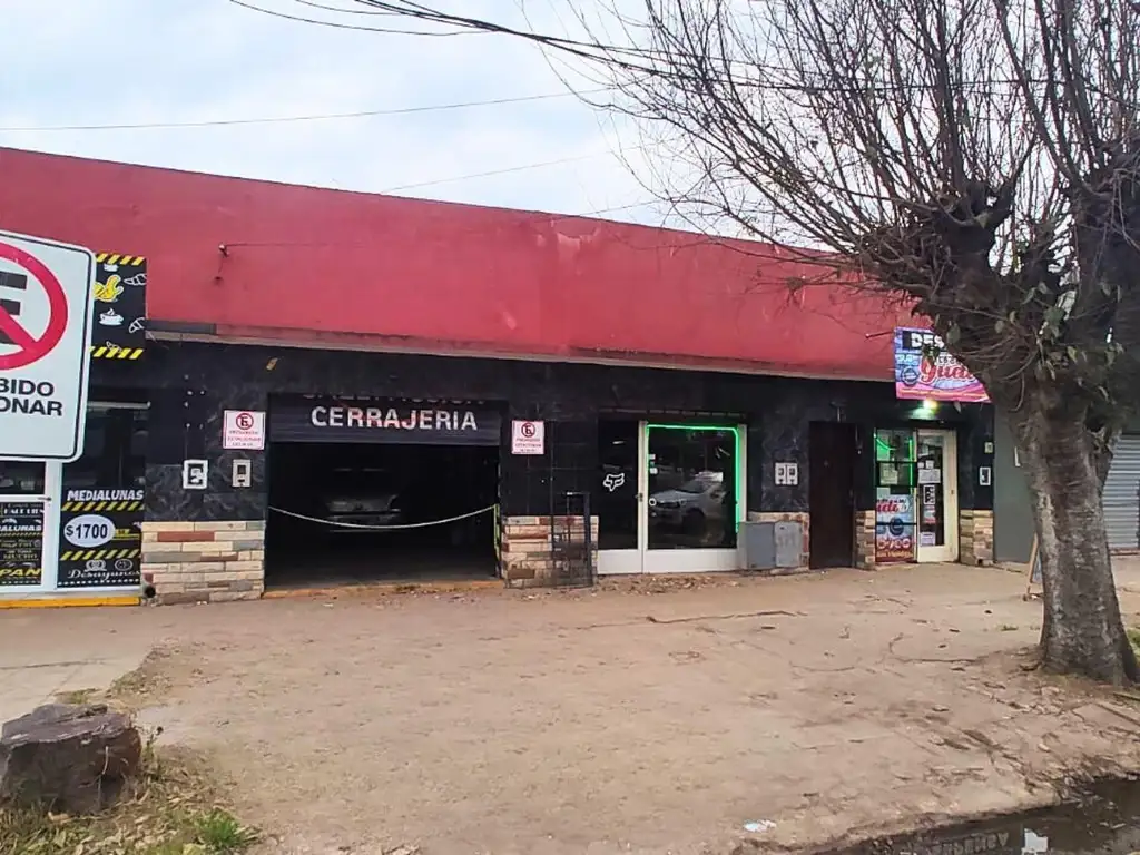 Venta casa con cuatro locales Frente - Centro de Garín.