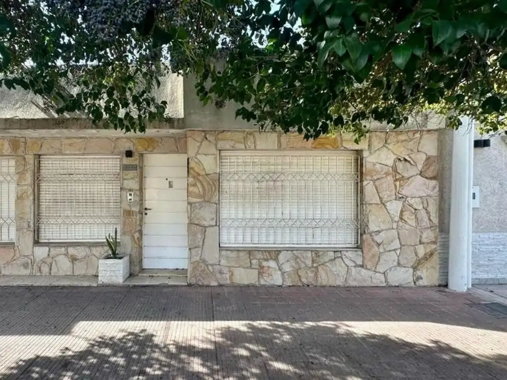 Venta Casa 2 Dormitorios con Patio Las Parejas