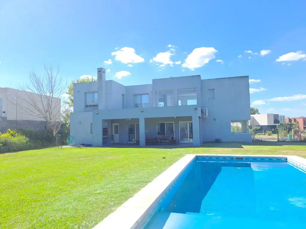 Venta Casa 5 Ambientes c/playroom y dep Haras Santa María