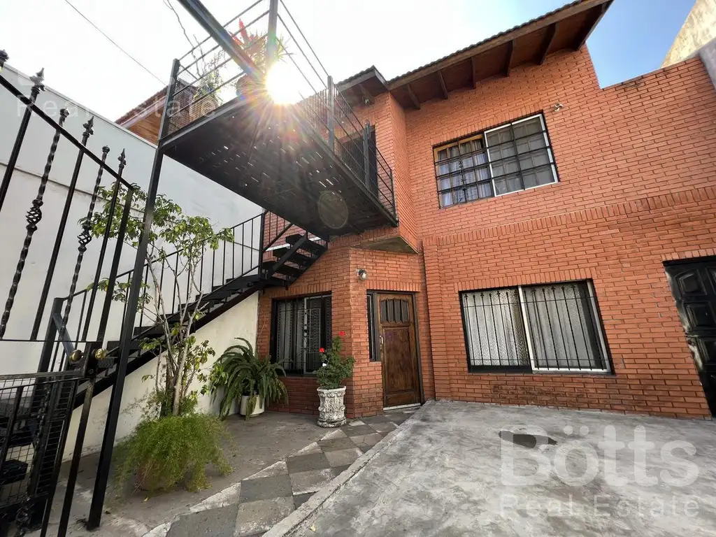 Venta Casa 20 años 5 dormitorios, 2 cocheras, 220m2, Gobernador Manuel