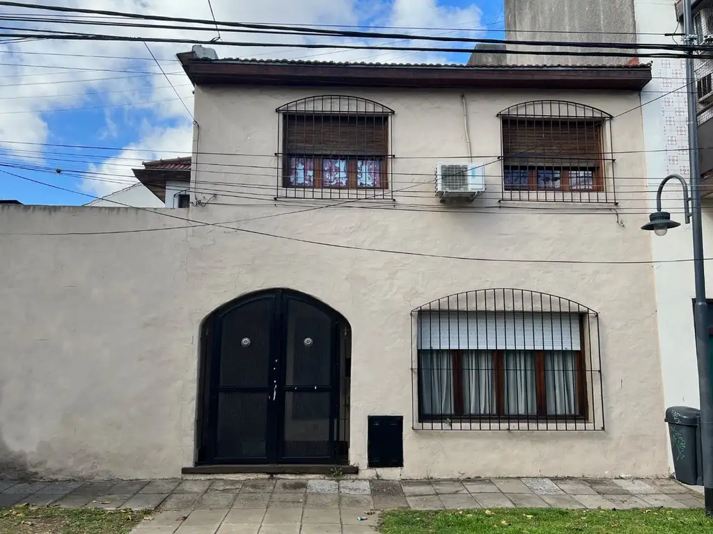 Casa en Dos Plantas con Depto Para Uso Profesional