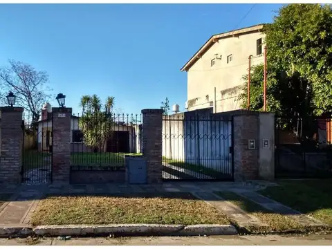 Casa 2dormit. Liv-Comed. Cocina gde Lav.Gje Cubierto Ptio Fdo quincho -Gran Jardin al frente c/RENTA