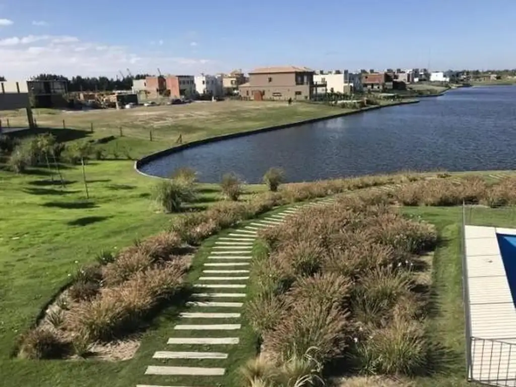 Lote en Barrio Castaños vista al agua