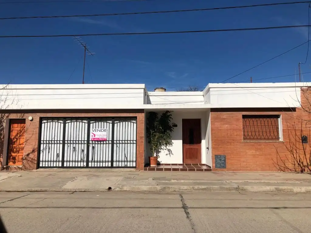 VENDO casa en Calle Sarmiento