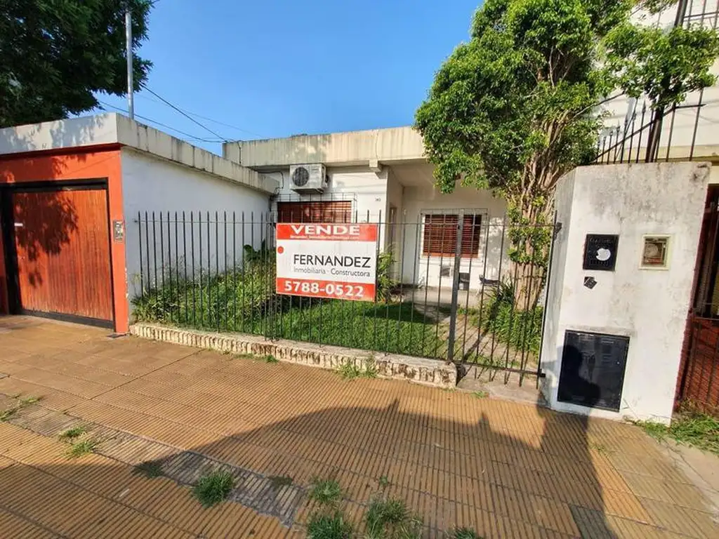 FINANCIACION! SOLIDA CASA DE 3 AMBIENTES (TIPO PH) CON JARDIN EN VENTA. OLIVOS