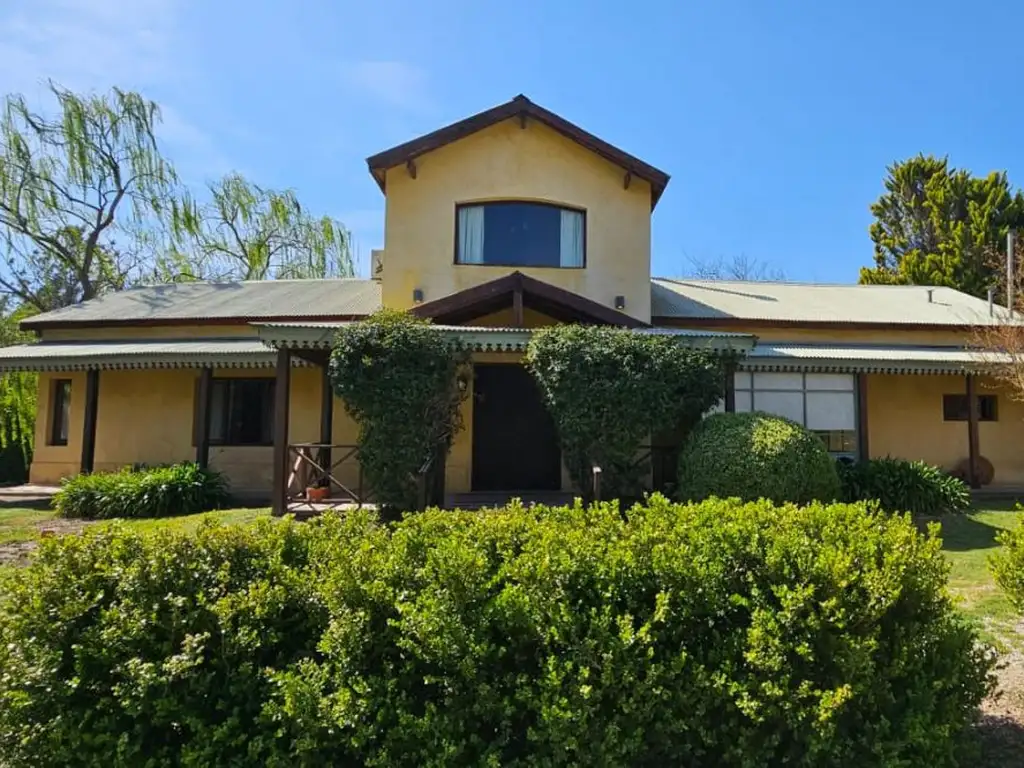 Increible casa en Campos de Roca - Lote amplio