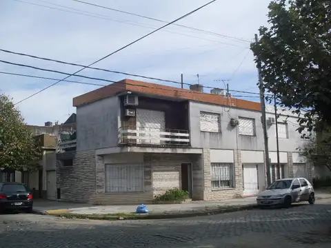 PROPIEDAD EN 2 PLANTAS, 4 AMB, 3 DORM, GARAGE CUBIERTO, BALCÓN ,LAVADERO. BUENA ZONA! APTO CRÉDITO! - Foto 0