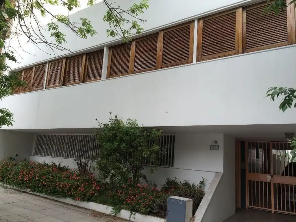 Casa en Villa Del Parque de estilo moderno con garage, patio y parque.