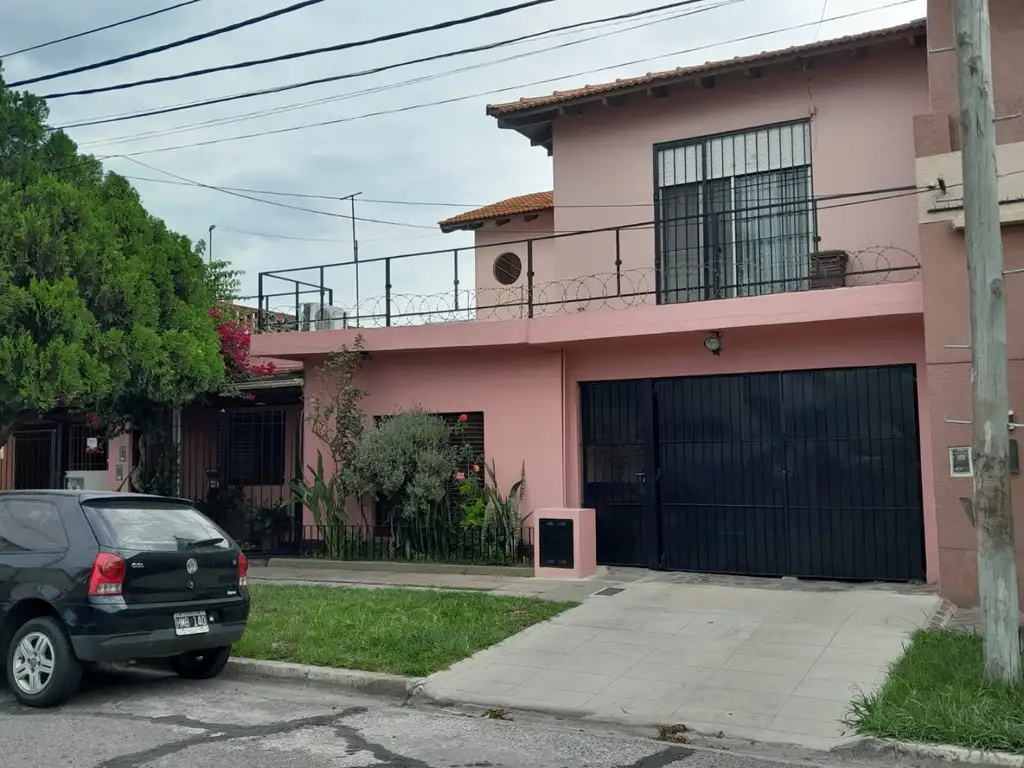 CASA EN VENTA CON DEPENDENCIA