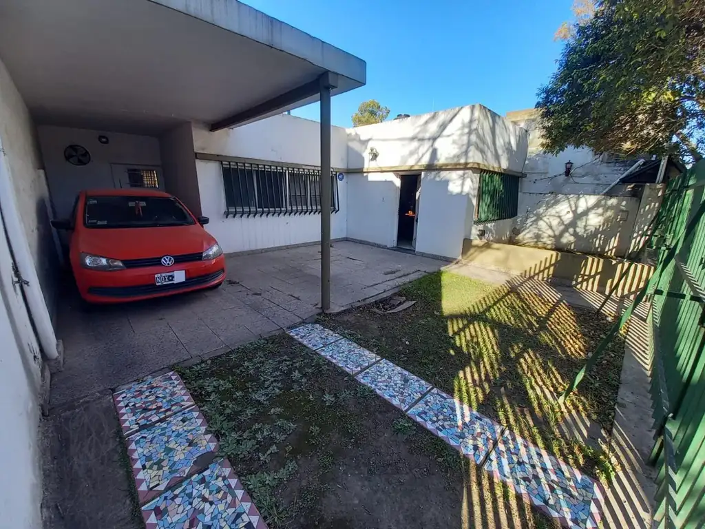 CASA CON JARDIN, GARAGE DOBLE. 2 DORM.