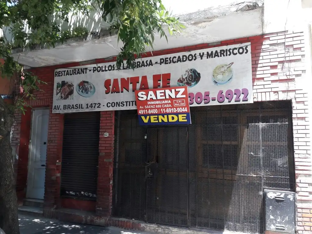 PLAZA CONSTITUCION  LOCAL 108mts2 CUBIERTOS con dormitorio, cocina y baño al fondo