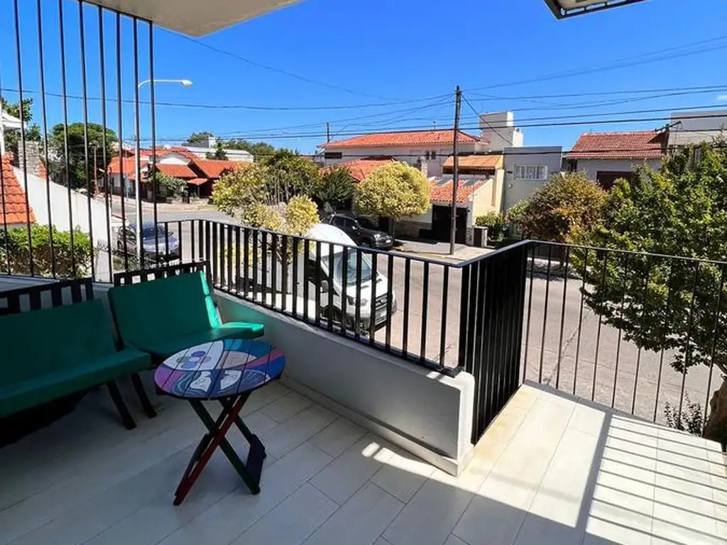 VENDO CASA EN PH, TIPO TRIPLEX EN BARRIO CHAUVIN CON TRES DORMITORIOS, GARAJE DOBLE Y JARDIN.