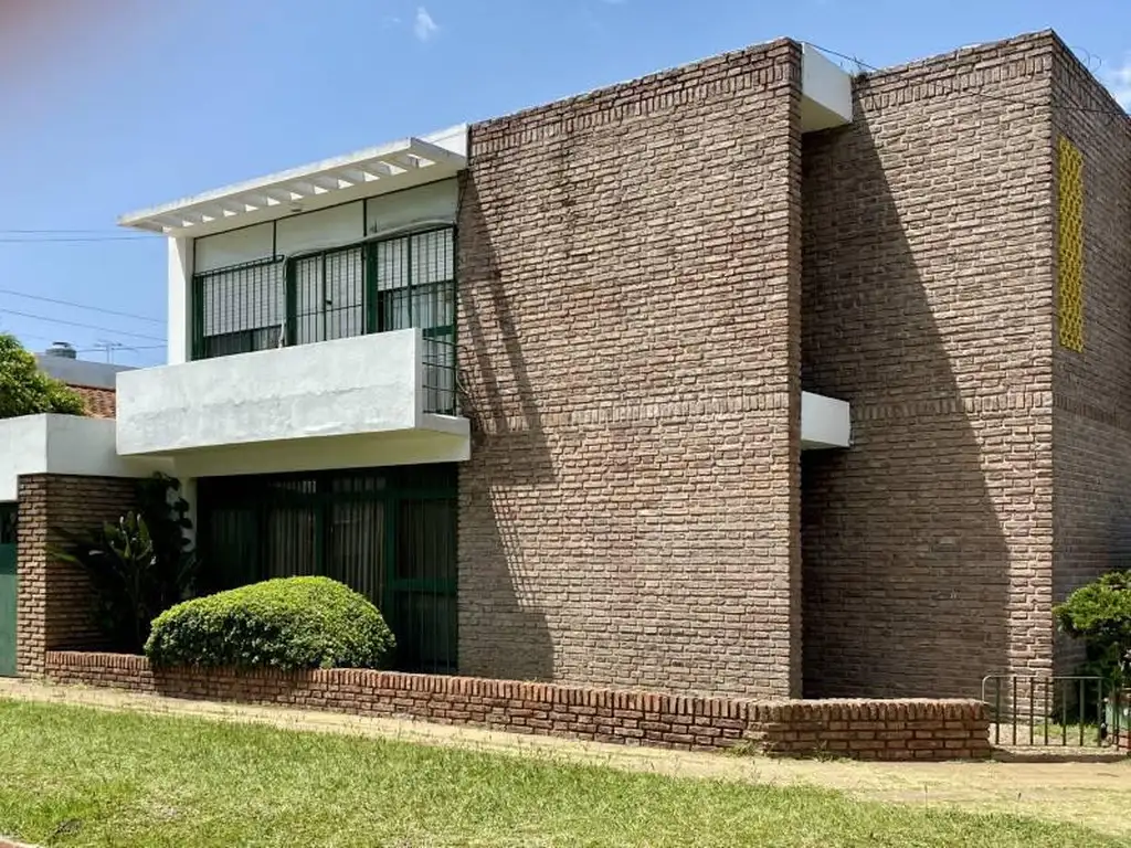 Casa de 5 ambientes en dos plantas, sobre lote propio