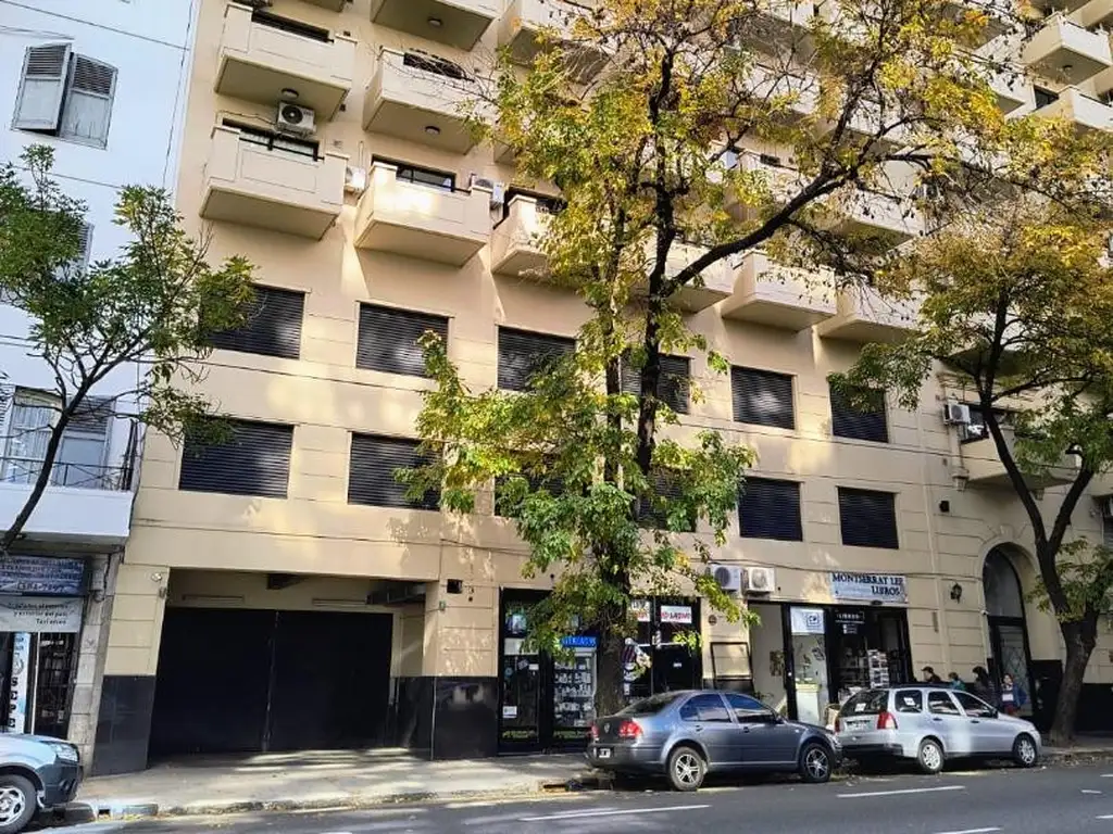 Cochera privada cubierta en 2do nivel en Av. Belgrano 1300.