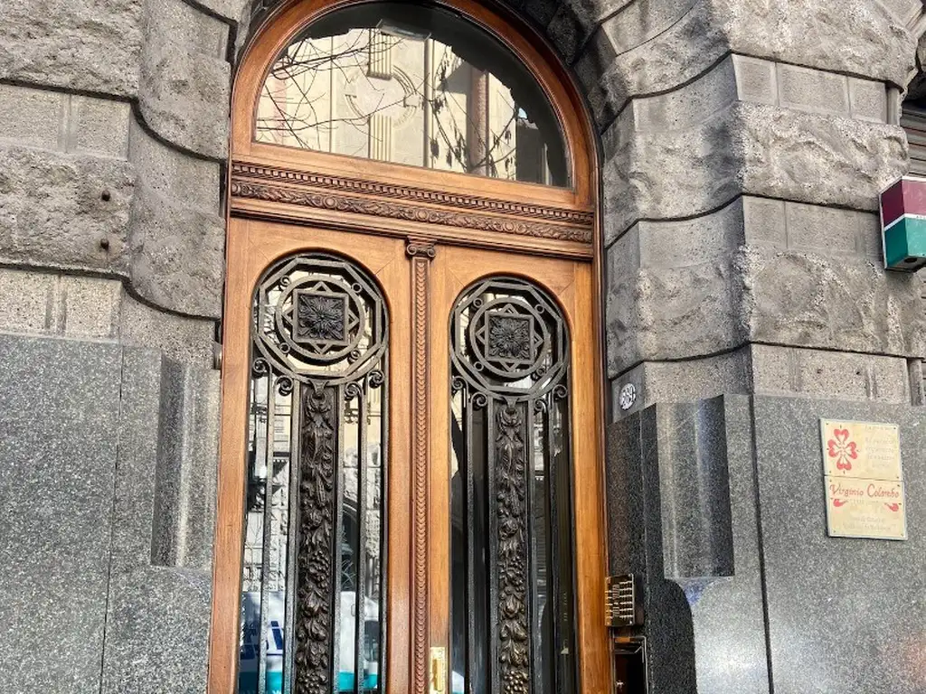 4 AMBIENTES EDIFICIO HISTORICO EN EXCELENTE ESTADO