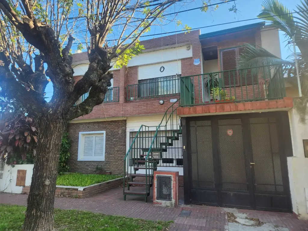 Casa de dos dormitorios en planta alta - Patio seco con parrillero - La Florida