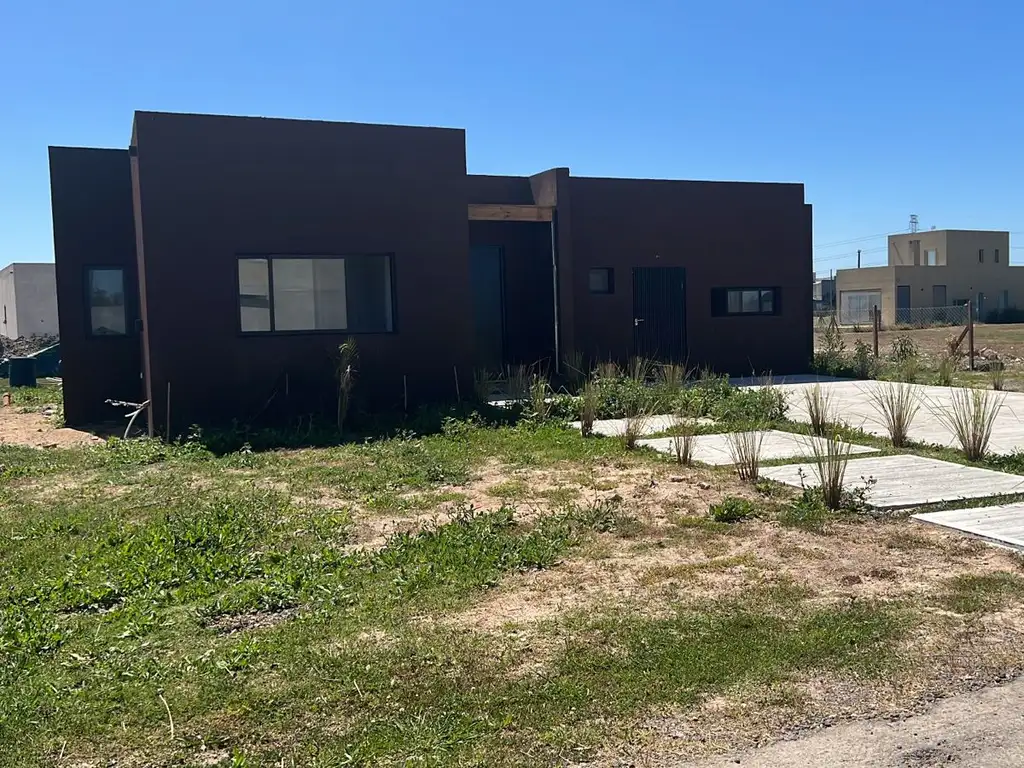 VENTA DE CASA 5 AMBIENTES EN ING MASCHWITZ, A ESTRENAR MAS GALERIA MAS PISCINA Y DEPENDENCI CON BAÑO