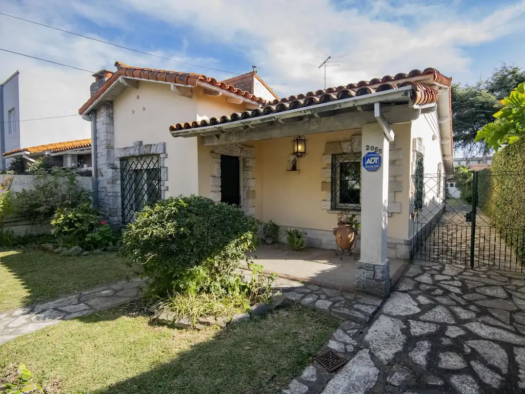 Casa de 3 ambientes en venta, en Martínez.