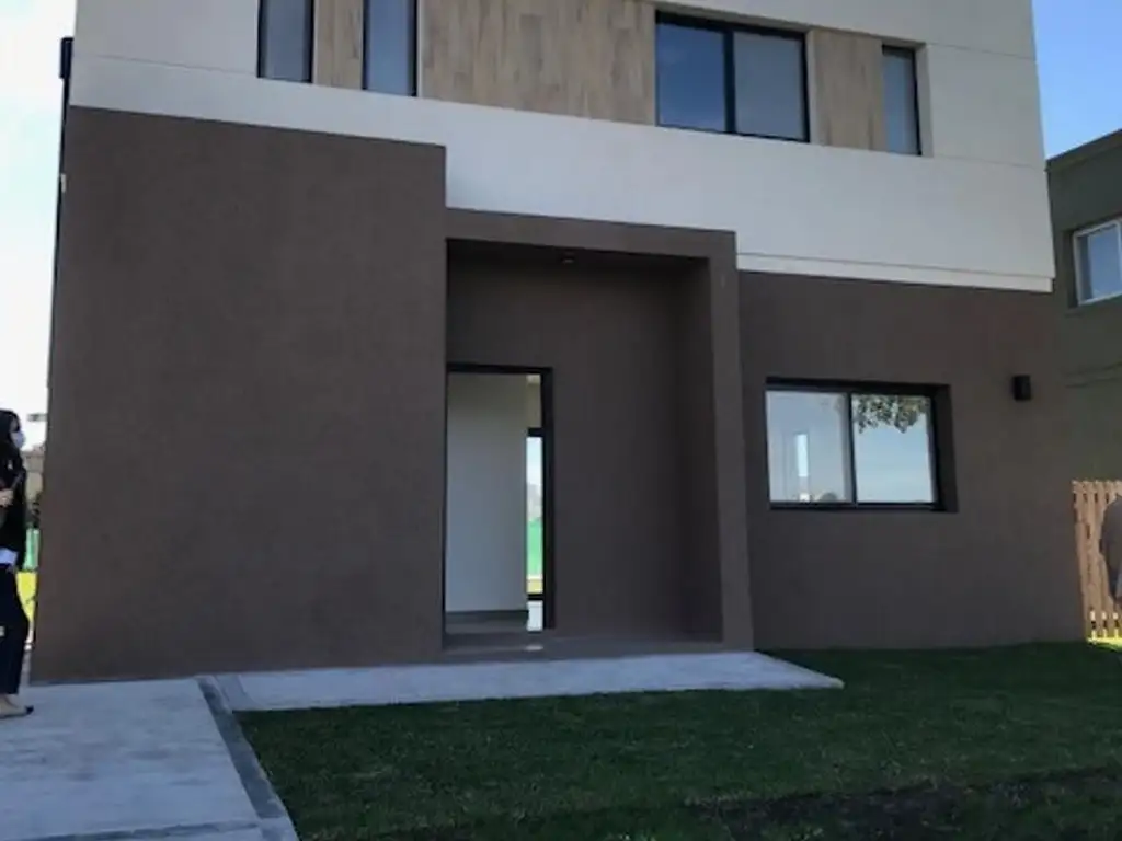 Excelente casa de 4 ambientes en venta en El Aljibe