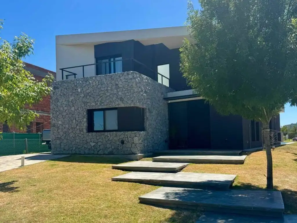 Casa venta Carpinchos Nordetla 5 ambientes interna