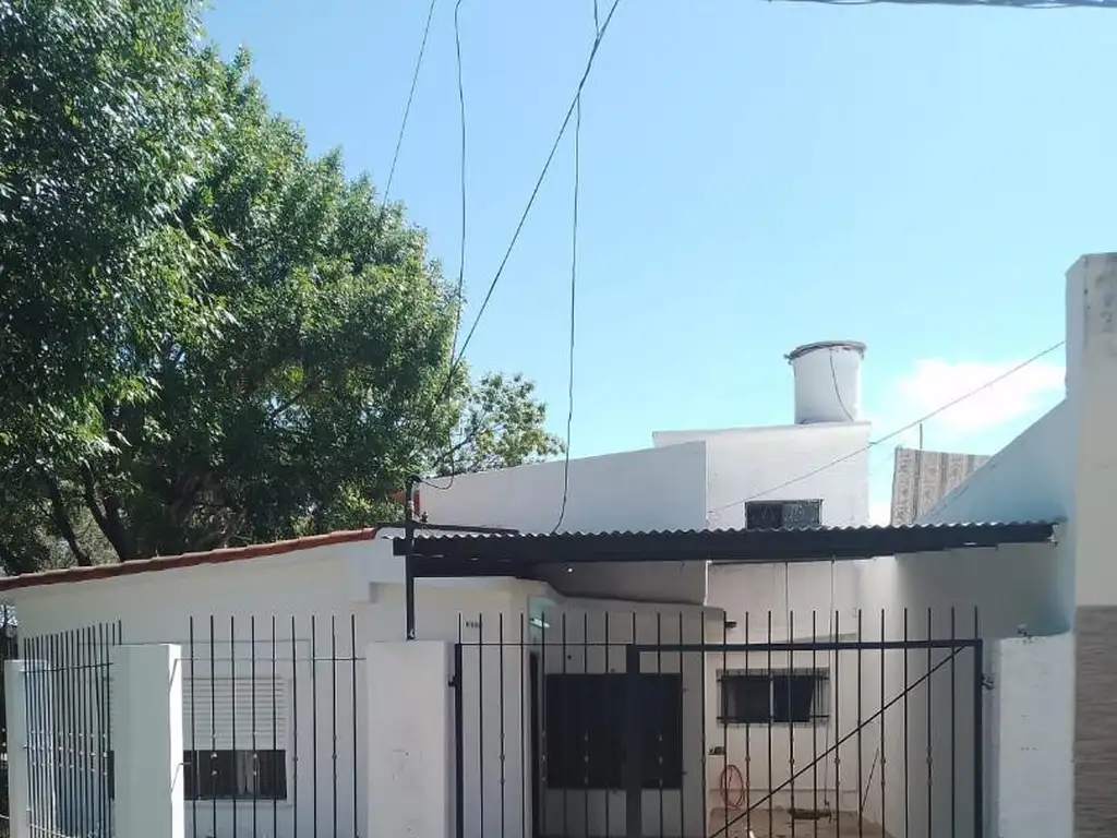 CASA  3 DORMITORIOS CON COCHERA EN VENTA