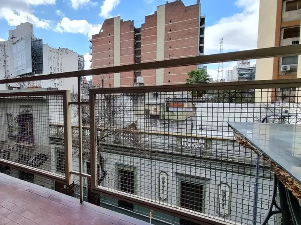 VENTA DEPARTAMENTO 4 AMBIENTES CON DEPENDENCIA DE SERVICIO FLORES