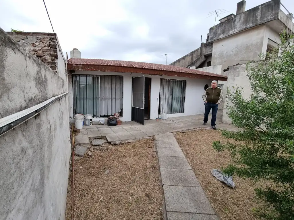 EN VENTA EN CASEROS CASA AL FONDO DE 3 AMBIENTES ENTRADA PROPIA POR PASILLO - FICHA 9174