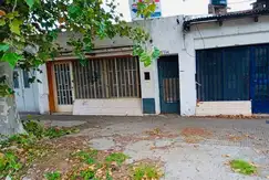 DOS LOCALES COMERCIALES Y CASA INTERNA UNICA A RECICLAR