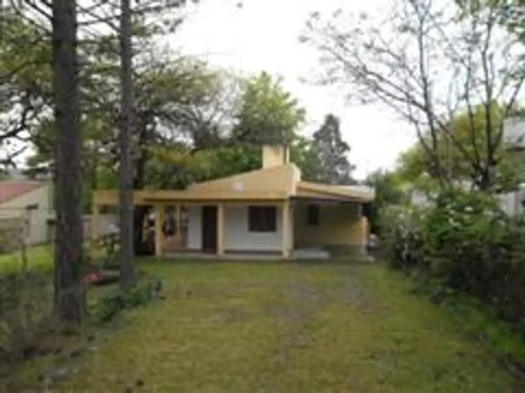 Casa amplia de 2 dorm. Exc. ubicación. Villa Los Aromos