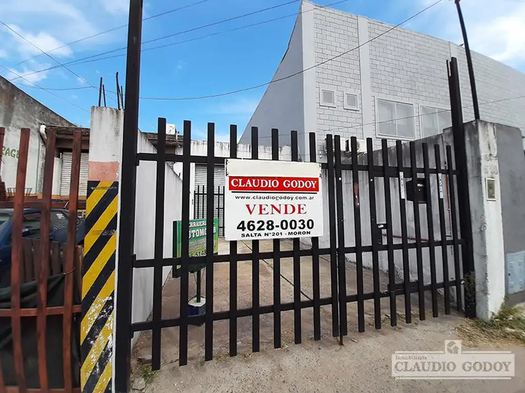 Local de 52 m2 c/patio y quincho - Castelar