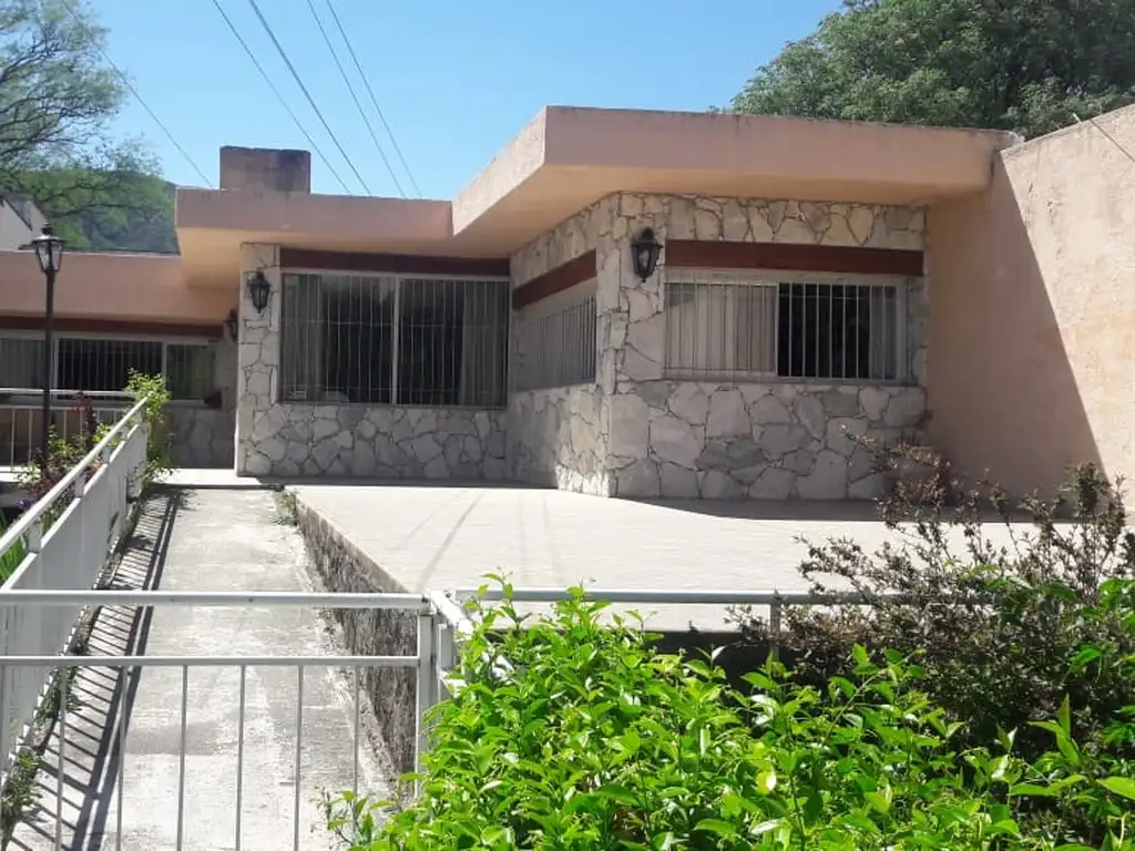 Gran casa con departamento en B° centro Santa Rosa De Calam. (1402)