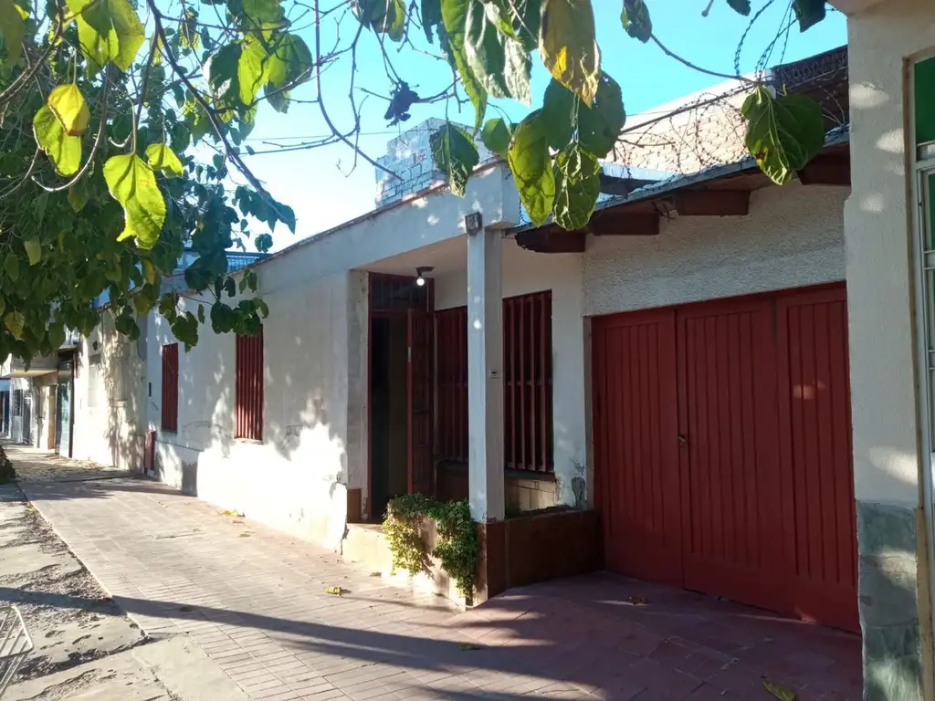 VENTA DE CASA A RECICLAR EN  CUARTA SECCIÓN