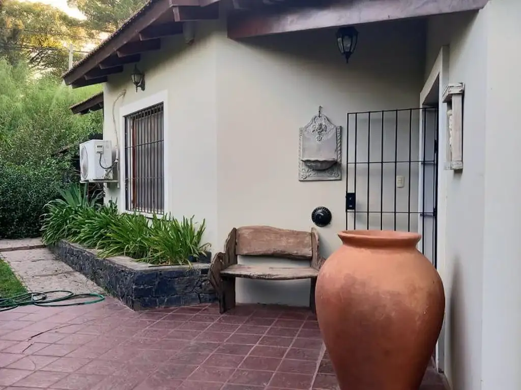 Casa excelente ubicación a dos cuadras del golf